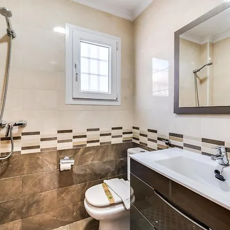 Olivo Family With Pool In Centre