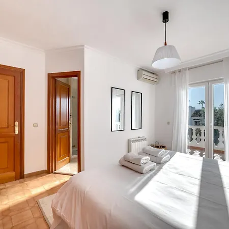 Olivo Family With Pool In Centre Marbella