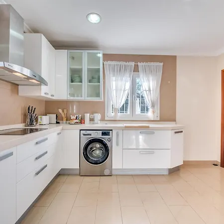 Olivo Family With Pool In Centre